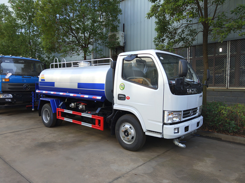 5噸灑水車多少錢 小多利卡哪里有賣 小灑水車有哪些 5噸灑水車多少錢 小多利卡哪里有賣 小灑水車有哪些