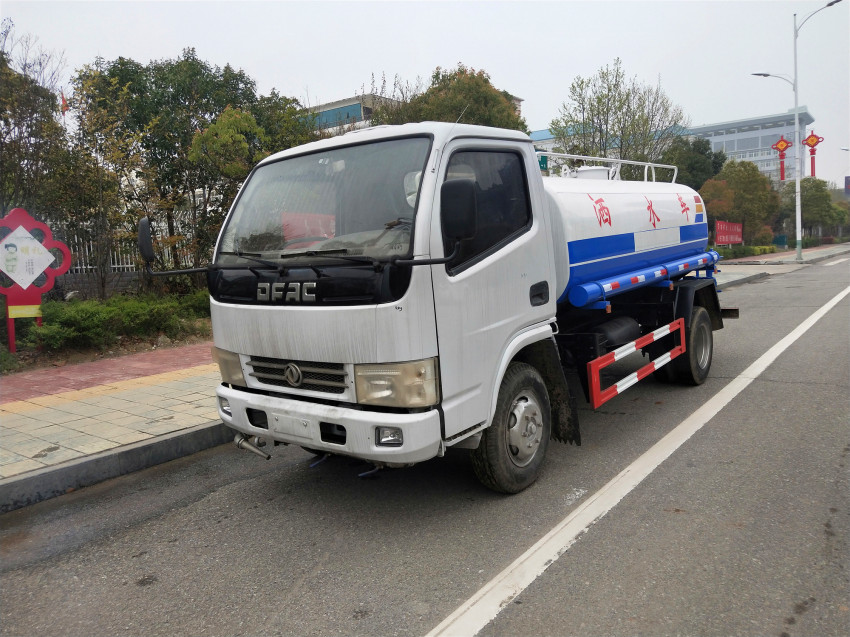 3噸灑水車--可上藍牌的環衛灑水車 3噸灑水車--可上藍牌的環衛灑水車