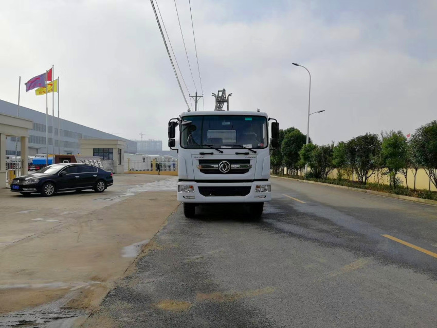 多功能灑水車輕松解決鄉(xiāng)村霧霾煩惱-程力灑水車生產(chǎn)廠家 多功能灑水車輕松解決鄉(xiāng)村霧霾煩惱-程力灑水車生產(chǎn)廠家